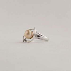 Sterling Silver Ring Solitaire White Cream Pearl Center Abstract Design Sz 6.75